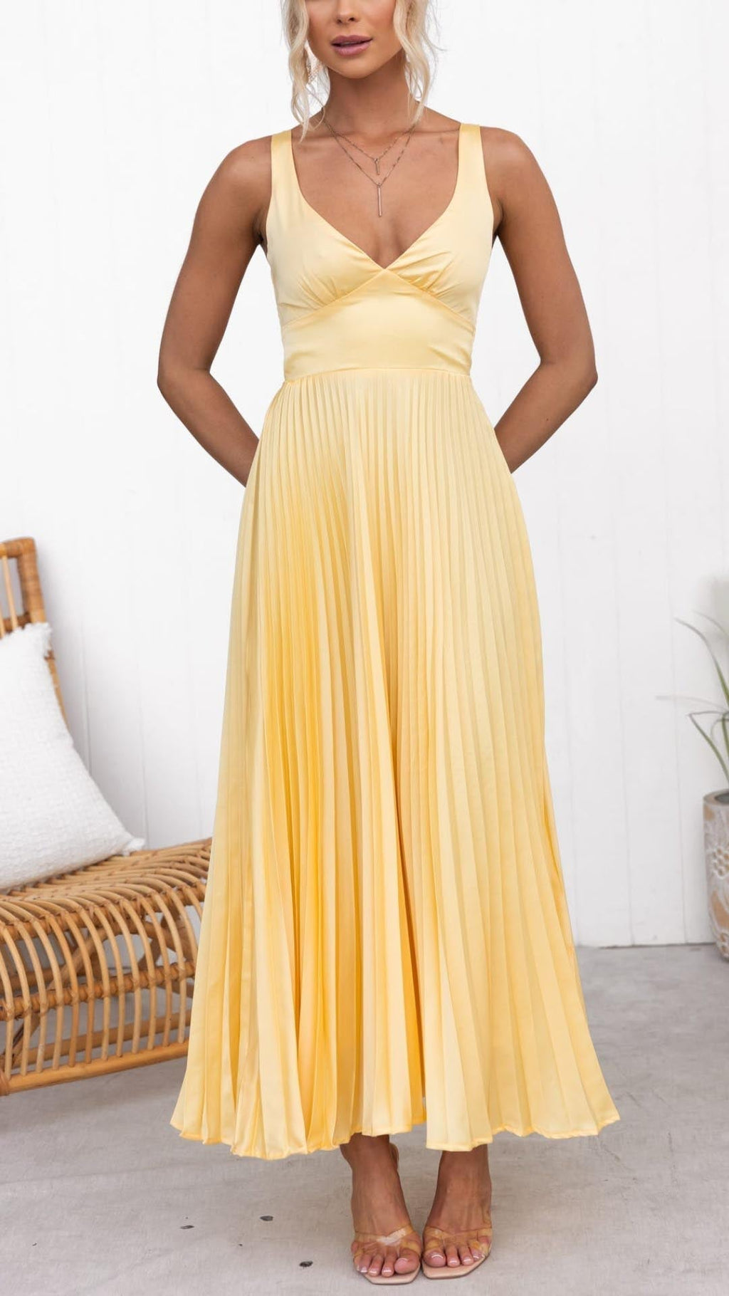Malka™ | Vestido largo plisado con escote en V – elegante y femenino