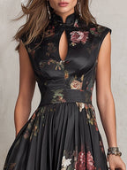 Vestido midi de satén plisado negro con escote tipo ojo de cerradura y estampado floral