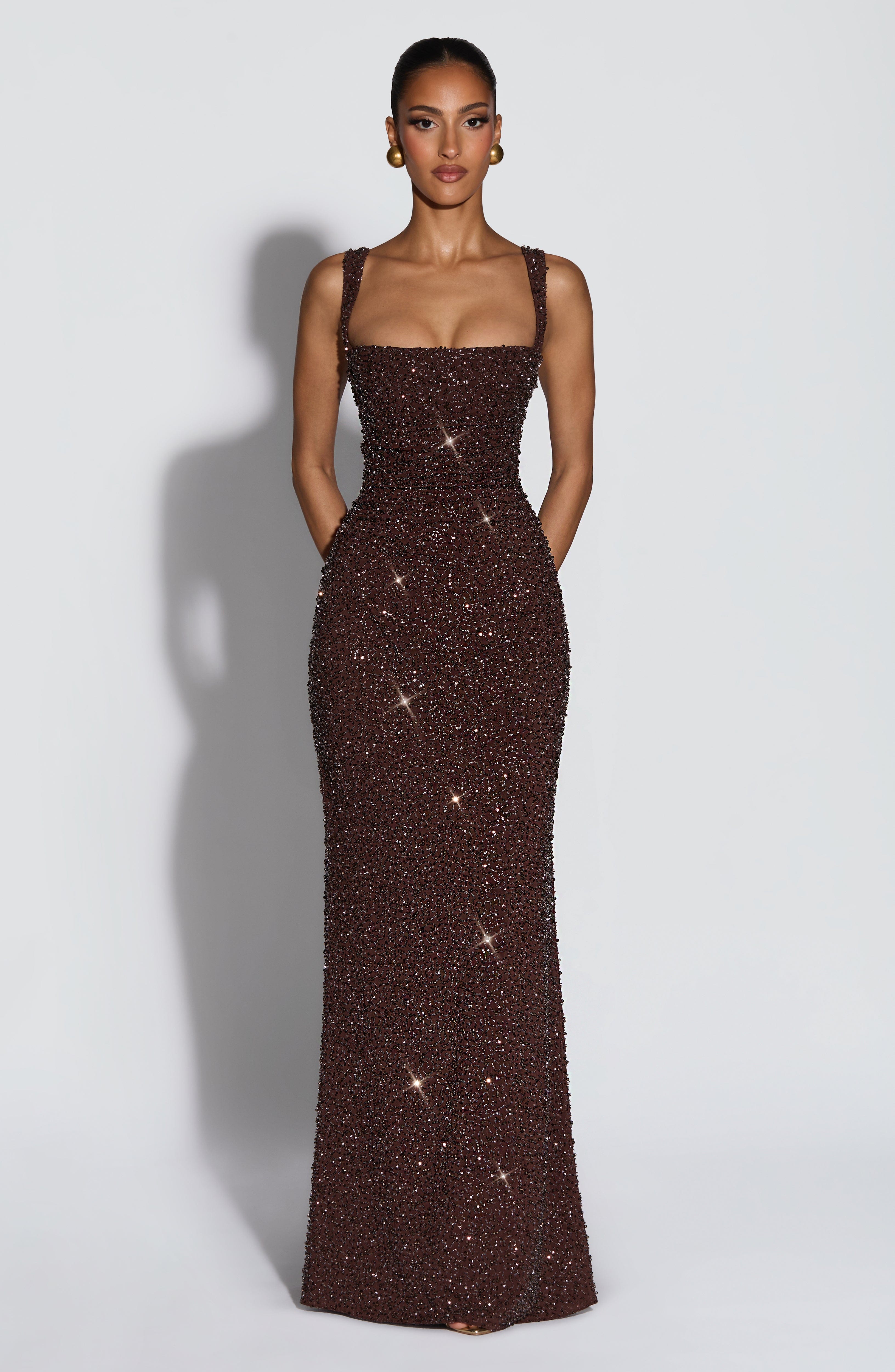 Carmina |  Vestido largo marrón ciruela brillante