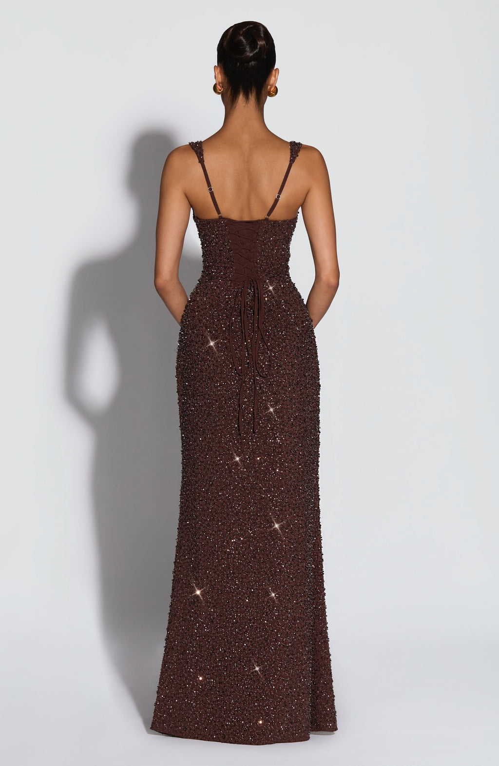 Carmina |  Vestido largo marrón ciruela brillante
